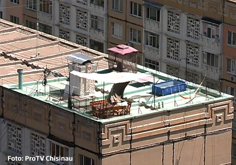 Strand privat pe acoperisul unui bloc de 9 etaje. Ce spun ceilalti locatari: "Parca si-au facut casa in jungla"