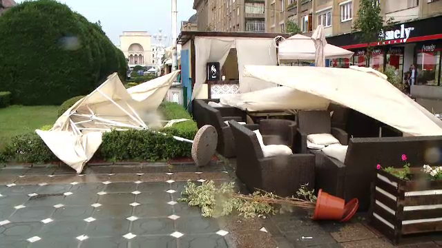 Seara in care in Romania a plouat cat pentru un sezon intreg. Sute de locuinte inundate si localitati intregi ravasite