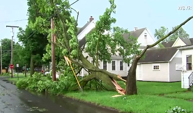 A vrut sa filmeze furtuna si a fost la un pas de moarte. Un trasnet a lovit pamantul chiar langa el