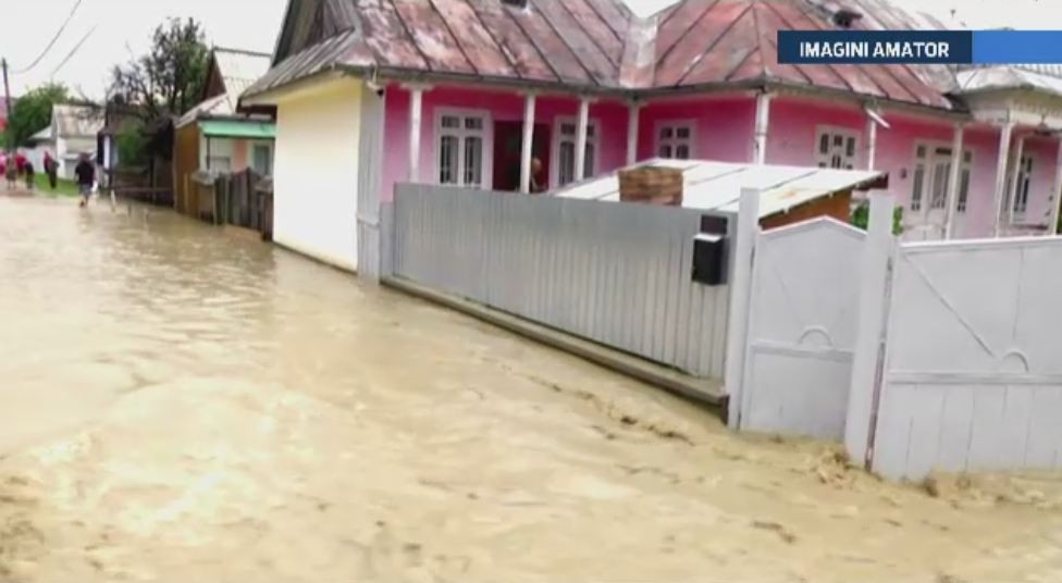 Potop in peste 130 de gospodarii, acoperisuri luate de vant si copaci cazuti peste masini. Ce urmeaza la noapte in Romania
