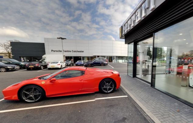 A vrut sa testeze un Ferrari de 200.000 de lire sterline inainte de-a cumpara masina. Ce s-a intamplat insa cu bolidul