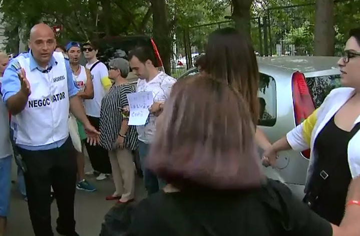 "Luptele" intre organizatiile pro si contra ridicarii maidanezilor, runda numarul 3. Politia a trimis un negociator