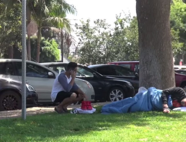 Experimentul Kanye West. Ce se intampla cand lasi langa un om al strazii o pereche de pantofi sport, de 5000 de dolari