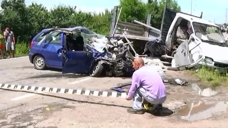 Accident mortal la Suceava. Mama a doua fetite a murit, iar copilele si alte doua persoane au ajuns la spital