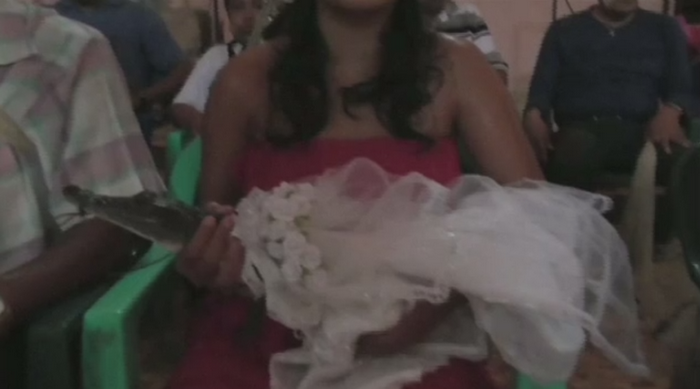 Ritual bizar in Mexic. Primarul unui sat de pescari s-a casatorit cu un crocodil