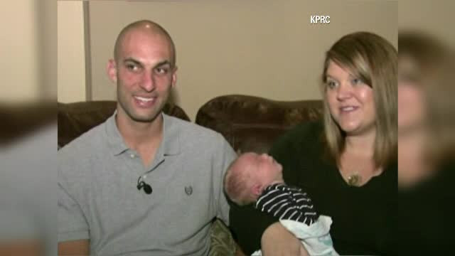 Un bebelus din Texas a venit pe lume chiar pe trotuarul din fata spitalului. Proaspatul tata a filmat toata aventura