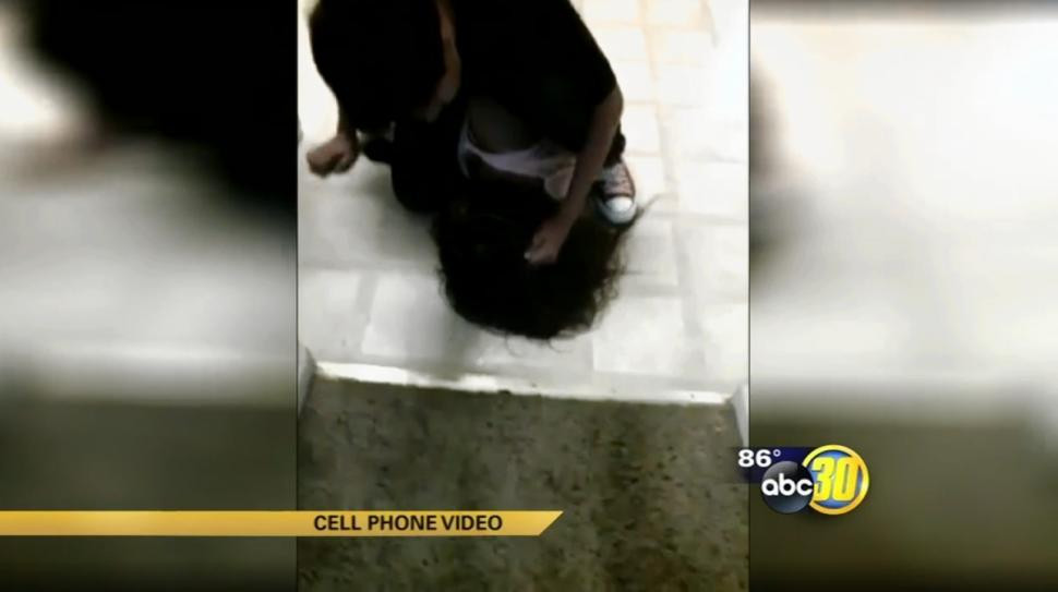 Un baiat de 17 ani, filmat in timp ce-si batea sora, a fost arestat dupa ce imaginile au ajuns pe Facebook