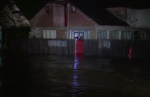 Ploile de vara au facut dezastru in tara. Un batran a murit dupa ce a fost luat de ape chiar din bratele sotiei sale