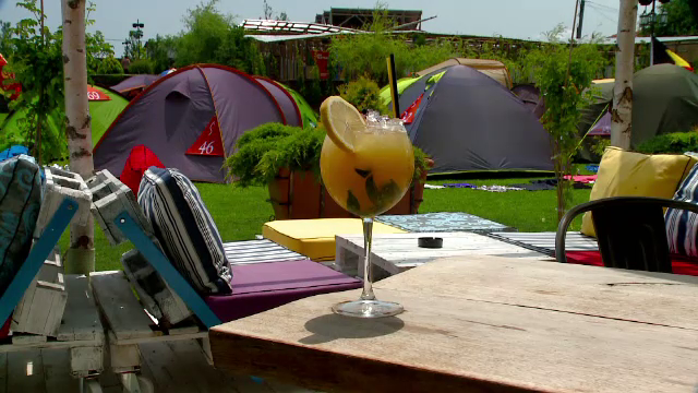 Campingurile, hotelurile de "milioane de stele" de la malul marii. Cat costa un cort "la cheie" in Mamaia sau la Vama Veche