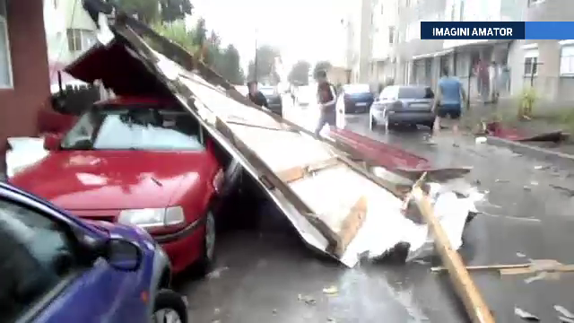 Dezastru pe litoral, unde o furtuna violenta a facut ravagii. Baruri si masini, distruse in jumatate de ora