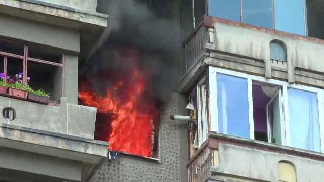 Apartament complet distrus dupa o explozie urmata de un incendiu, in Deva. O tanara de 20 de ani a fost grav ranita