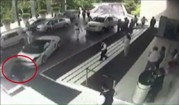 CAMERA DE SUPRAVEGHERE: Cum este "parcat" un Lamborghini Gallardo, intr-o bariera de beton, de valetul unui hotel