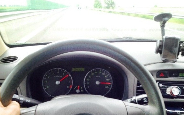 Un sofer a fost calcat pe cap de propria lui masina. Barbatul a vrut sa evite un incendiu, dar era sa sfarseasca tragic