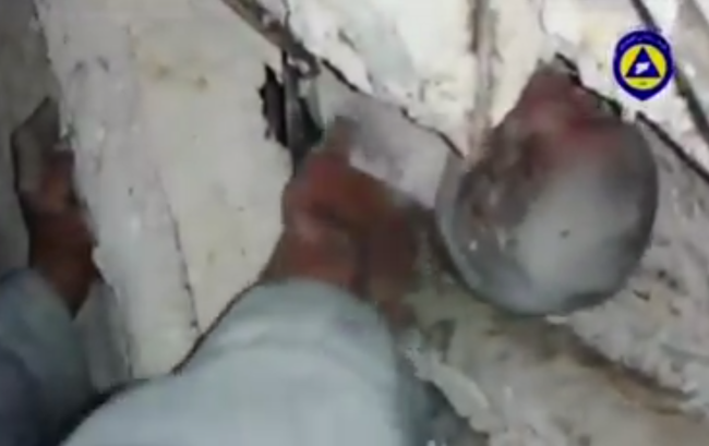 Bebelus de 2 luni, salvat dupa 16 ore de sub daramaturi, in Siria. VIDEO