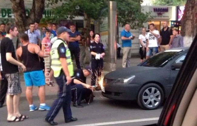 Politistii de la rutiera, fata in fata cu o placuta de inmatriculare. De ce au avut nevoie de un polizor ca sa o scoata