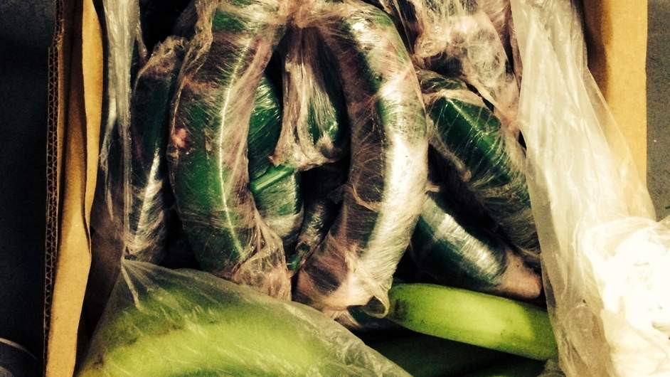 Inventivitatea traficantilor de droguri, fara limite. Cocaina in valoare de 25 de milioane de lire ascunsa in banane false