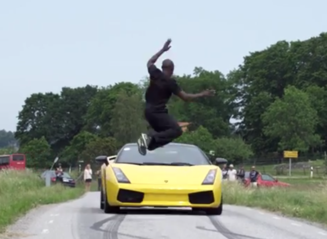 Un atlet din Suedia a sarit peste un Lamborghini Gallardo care circula cu 130 de km/h