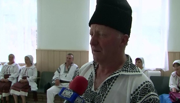 Un primar din Bacau da lectii de dans popular la toata comuna. Nici femeia de serviciu din primarie n-a ratat repetitiile