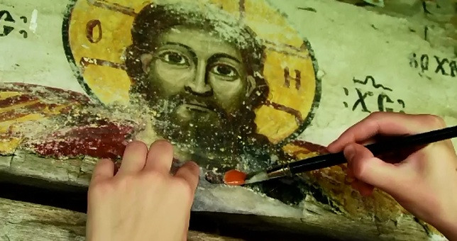 Cel mai mare dusman al patrimoniului. Voluntarii au asteptat un an ca sa salveze comoara de pe peretii unei biserici