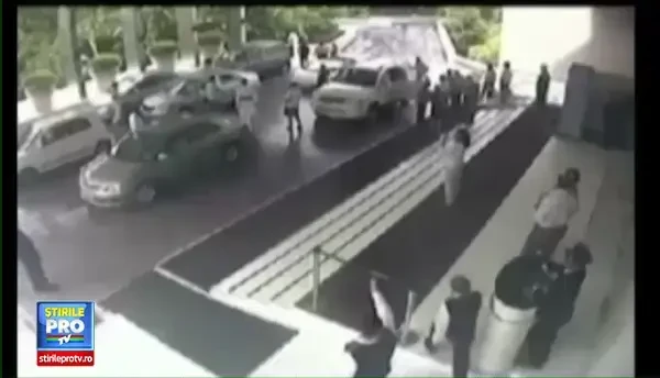 CAMERA DE SUPRAVEGHERE: Cum este parcat un Lamborghini Gallardo, intr-o bariera de beton, de valetul unui hotel