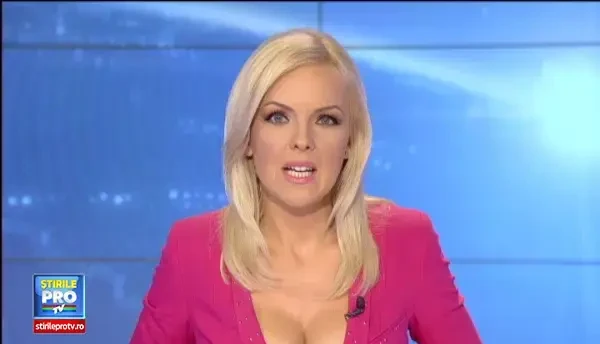 Un primar din Bacau da lectii de dans popular la toata comuna. Nici femeia de serviciu din primarie n-a ratat repetitiile