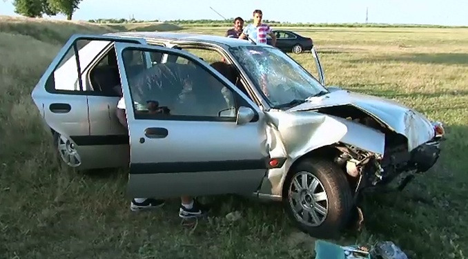 A intrat cu viteza intr-o curba periculoasa si s-a izbit de un copac. Cinci persoane au ajuns la spital in urma accidentului