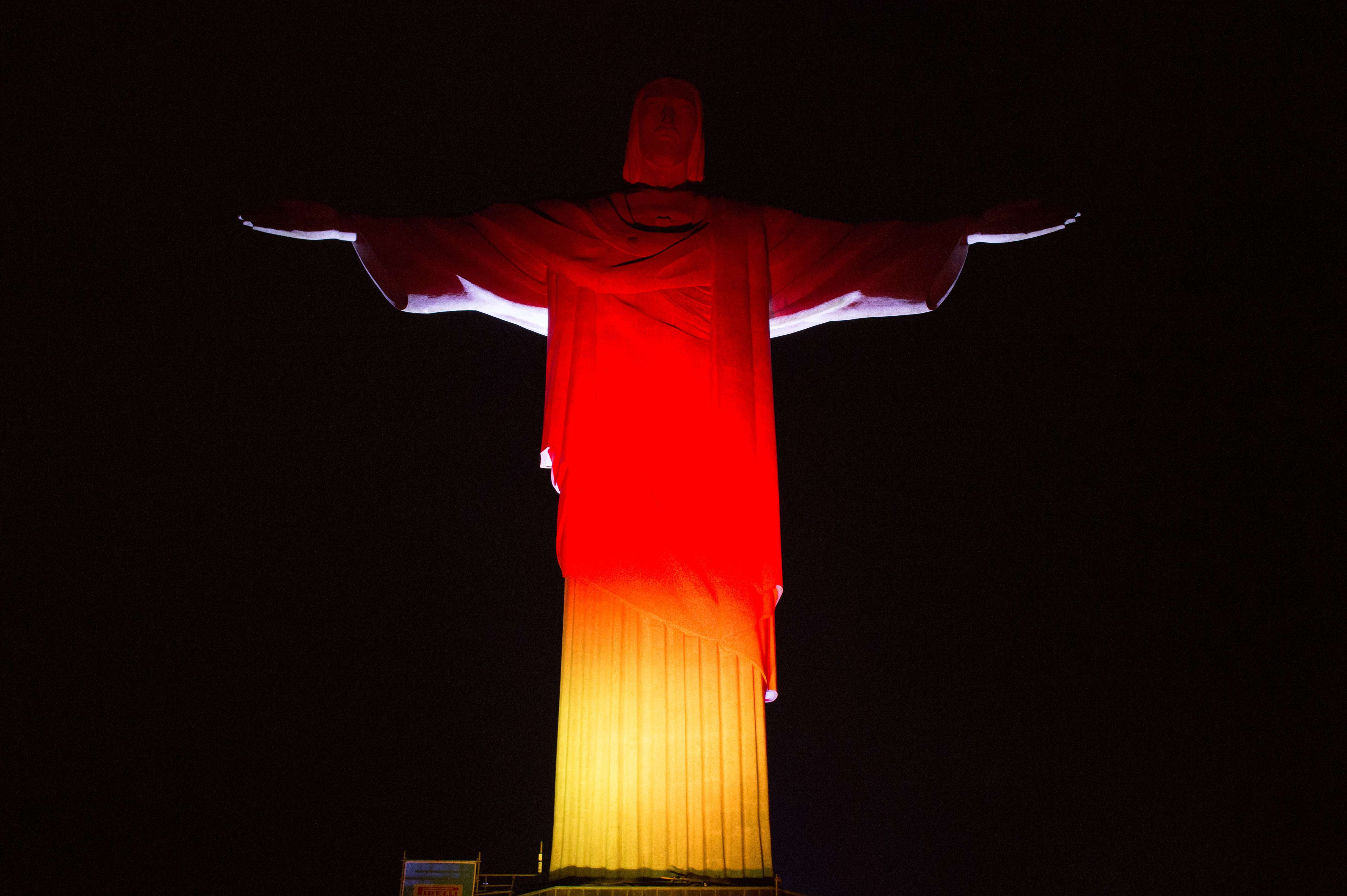 Statuia lui Iisus din Rio, iluminata in culorile GERMANIEI si ARGENTINEI. Bookmakerii prezic victoria nemtilor in finala