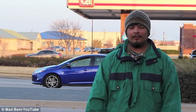 Experiment social. Un american s-a deghizat in om al strazii pentru a testa bunatatea soferilor pe o autostrada