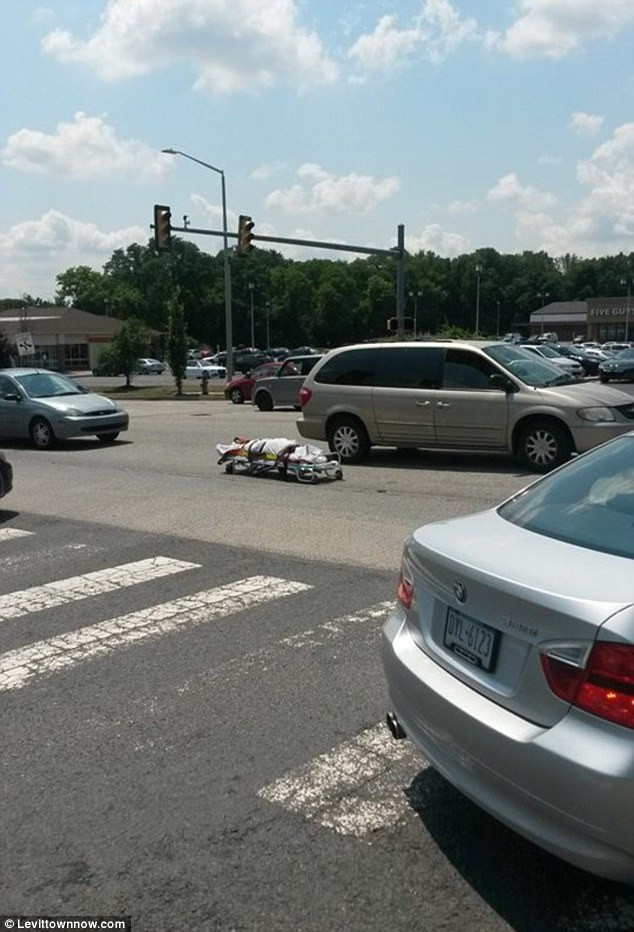 Soferii au crezut ca e o gluma proasta cand au vazut targa cu cadavrul in trafic. Cum a ajuns insa acolo