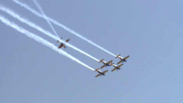 Avioane de acrobatie, elicoptere militare si MIG-uri au facut show pe cerul Timisoarei. Cei de la sol au fost incantati