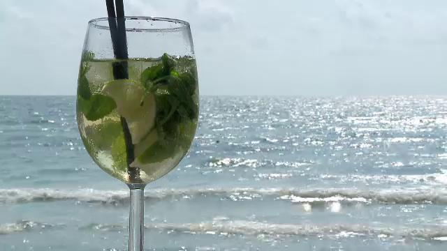Cum sunt atrasi turistii de la mare pe terase. Cocktailurile la moda, vara aceasta, la Mamaia