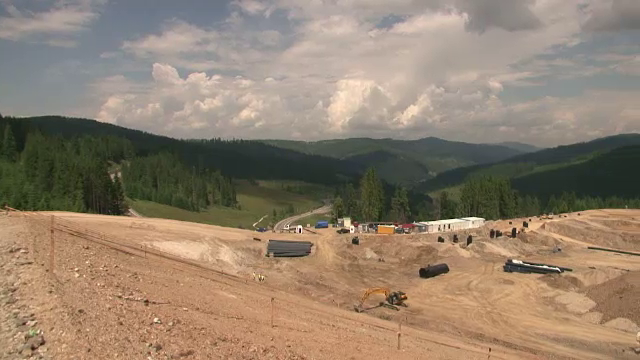 Turism la groapa de gunoi. Un munte a fost decopertat pentru a face loc deseurilor. Localnicii dau in judecata autoritatile