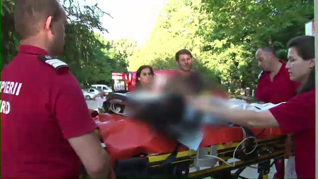 Joaca periculoasa, cu o autobasculanta, pentru trei copii. Cum s-a petrecut accidentul dupa care toti au ajuns la spital