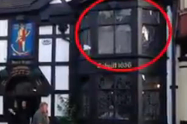 Unul dintre cele mai vechi pub-uri din Marea Britanie "este bantuit". Ce au filmat clientii la geamul localului