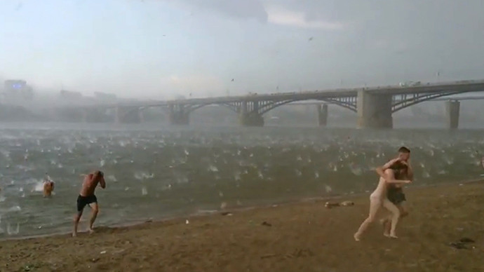 Fenomene meteo rare pentru iulie. O ploaie neobisnuita cu gheata si caderi masive de zapada i-a speriat pe rusi