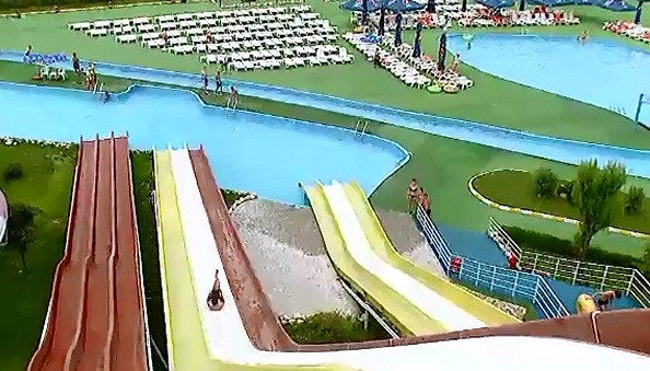 Parcurile acvatice, varianta perfecta pentru romanii care nu ajung la mare. Cat platiti pentru o baie in piscina