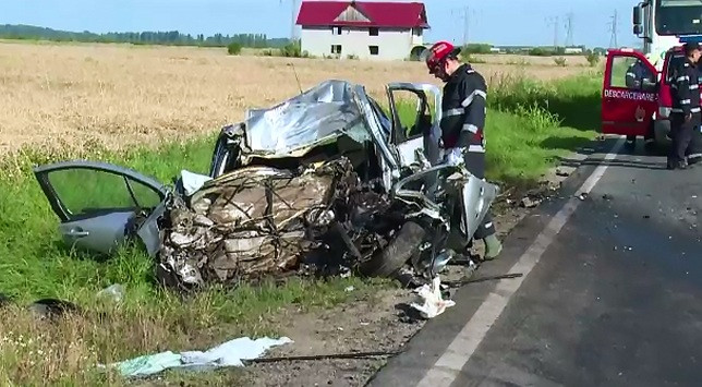 Un sofer de 32 de ani a murit, dupa ce a intrat intr-o depasire periculoasa. Motorul masinii "a zburat" 20 de metri in aer