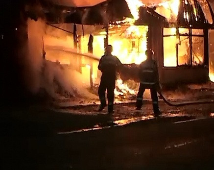 Un depozit de bauturi alcoolice a ars din temelii, in Iasi. Paguba se ridica la 100.000 de euro