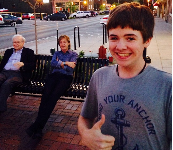 Un baiat din Statele Unite si-a facut un selfie de zile mari. Cele doua personalitati care apar in spatele lui. FOTO