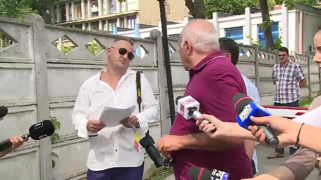 Voiculescu, asteptat iar in fata politiei de omul care i-a aruncat bani la picioare. De data asta, barbatul a fost amendat