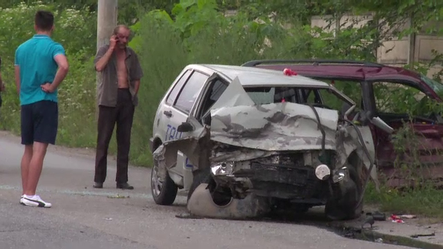 Carambol provocat de un sofer care a schimbat banda fara sa se asigure. Trei persoane au fost ranite si duse la spital