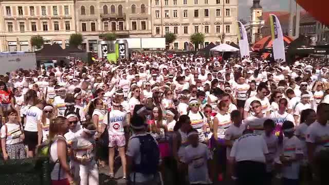 Mii de clujeni au alergat in cursa Color Run. La fiecare kilometru, concurentii au fost vopsiti intr-o alta culoare