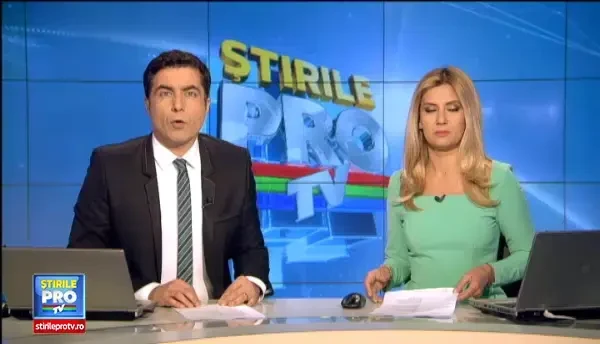 Vant puternic si ploaie torentiala. Combinatia care a pus la pamant un acoperis de bloc, in Targoviste, si a avariat 2 masini