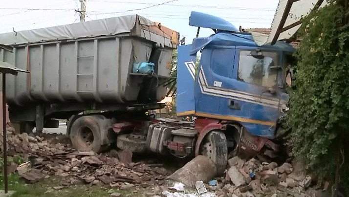 Un TIR a daramat bucataria de vara a unei familii din Arad. Soferul a incercat sa evite impactul cu un alt autotren