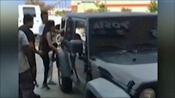 De frica unei tragedii, un grup de trecatori a spart geamul unei masini pentru a scoate doi copii incuiati inauntru