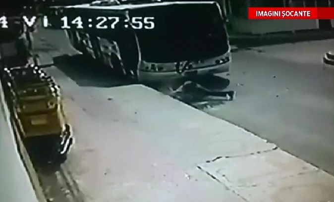 A zburat prin parbriz cand soferul a pus frana. Martorii s-au speriat ingrozitor cand au vazut scena