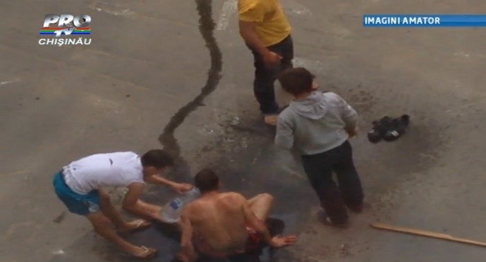 O parcare executata incorect s-a lasat cu acuzatii de huliganism la Chisinau. 2 barbati s-au batut cu bate, pumni si picioare