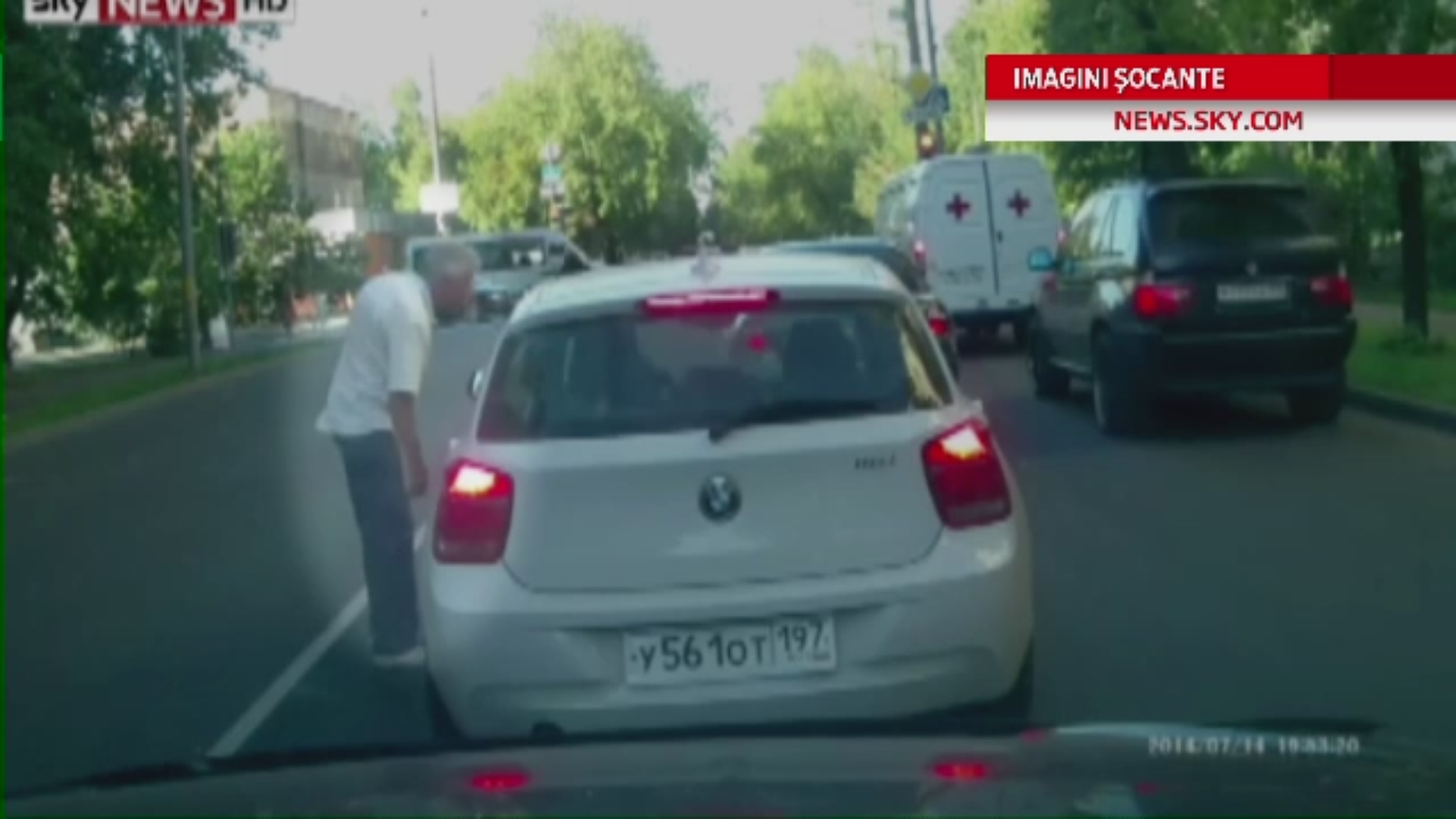 Caz incredibil in Rusia. Un sofer l-a lovit in plin pe barbatul cu care se certase in trafic