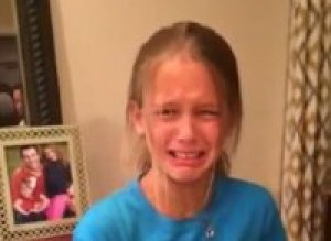 Reactia neasteptata pe care o are o fetita in momentul in care isi primeste cadoul de ziua ei de la parinti. VIDEO