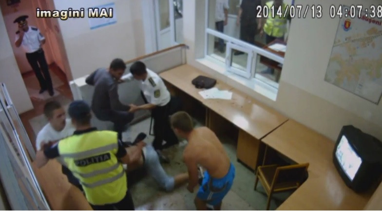 Bataie in sectia de politie, intre 4 tineri ametiti de alcool. Unul dintre ei sparge un geam cu capul. VIDEO